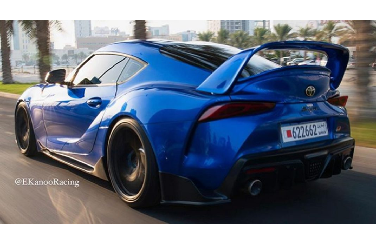 Sức mạnh này được truyền qua hộp số ZF 8 cấp, đến bánh sau, nhờ đó xe có khả năng tăng tốc lên 100 km/h trong 4,1 giây và đạt vận tốc tối đa 250 km/h.