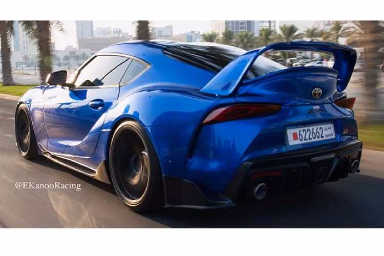 Sức mạnh này được truyền qua hộp số ZF 8 cấp, đến bánh sau, nhờ đó xe có khả năng tăng tốc lên 100 km/h trong 4,1 giây và đạt vận tốc tối đa 250 km/h.