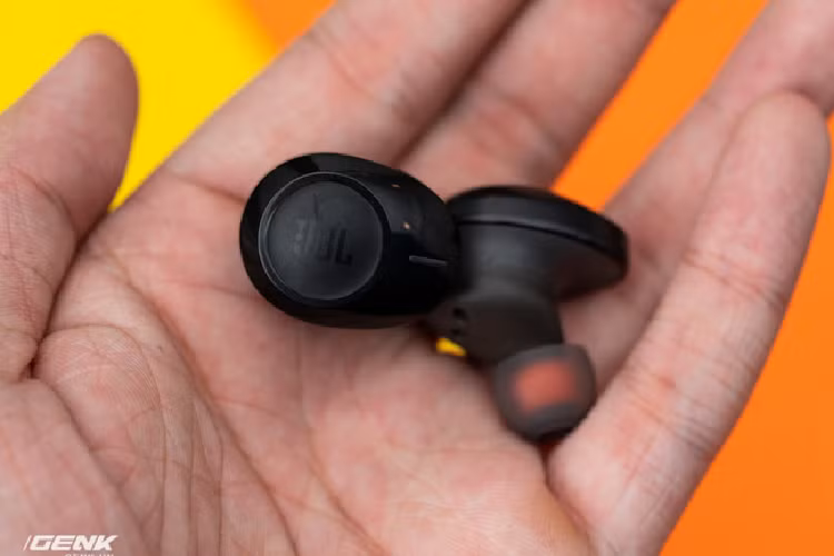 Tren tay tai nghe true-wireless JBL Tune 120 moi-Hinh-7