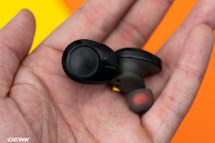 Tren tay tai nghe true-wireless JBL Tune 120 moi-Hinh-7