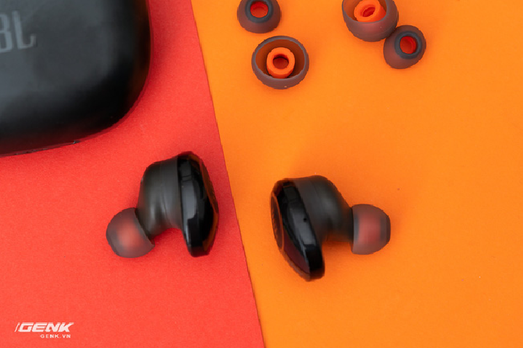 Tren tay tai nghe true-wireless JBL Tune 120 moi-Hinh-10