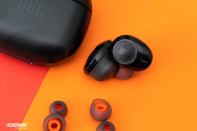 Tren tay tai nghe true-wireless JBL Tune 120 moi-Hinh-8