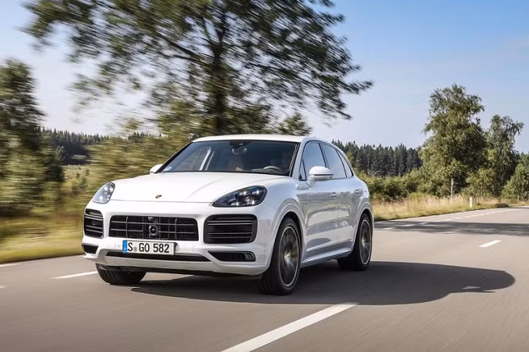 6. Porsche Cayenne Turbo: Porsche là hãng xe có 2 cái tên góp mặt trong danh sách này. Chiếc Porsche Cayenne Turbo được AutoCar xếp vào top 10 SUV thể thao tốt nhất châu Âu năm 2019. Xe trang bị động cơ V6 2.9L tăng áp kép, cho công suất 340 mã lực, mô-men xoắn cực đại 450 Nm, kết hợp cùng hộp số tự động 8 cấp Tiptronic. 