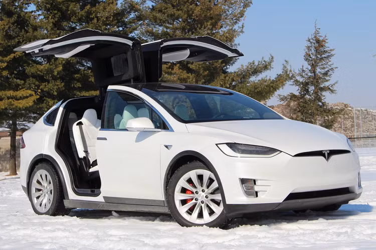 9. Tesla Model X: Cái tên duy nhất từ bên ngoài châu Âu xuất hiện trong danh sách này chính là Tesla Model X. Với công suất gần 600 mã lực, dễ dàng chạm mốc 100 km/h dưới 5 giây, Tesla Model X xứng đáng là một trong những mẫu SUV thể thao tốt nhất 2019. Chiếc SUV điện có thể hoàn thành quãng đường 381 km trong một lần sạc đầy và vận tốc tối đa 209 km/h. Ảnh: Guideautoweb.