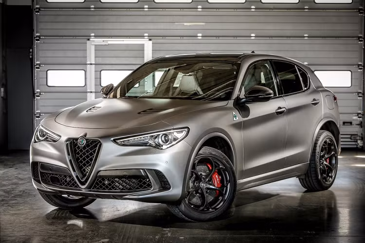 4. Alfa Romeo Stelvio Quadrifoglio: Người thiết kế khung gầm cho Alfa Romeo Stelvio Quadrifoglio cũng chính là người vẽ nên Ferrari 458 Speciale. Động cơ V8 tăng áp của mẫu SUV cũng do Ferrari chế tạo. Chính những yếu tố đó khiến Alfa Romeo Stelvio Quadrifoglio được đánh giá là mẫu SUV đậm chất thể thao. Với công suất 503 mã lực, mô-men xoắn 600 Nm. Chiếc xe có thể tăng tốc 0-96 km/h trong 4 giây. Ảnh: Wheelsage. 