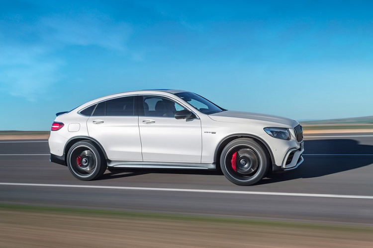 7. Mercedes-AMG GLC 63 S 4MATIC+: Xe được đánh giá là một trong những chiếc SUV thể thao tốt nhất 2019 sau 2 năm chính thức gia nhập thị trường. Nó trang bị động cơ V8 4.0L tăng áp, công suất 503 mã lực, mô-men xoắn 700 Nm. Hộp số tự động 9 cấp. Ảnh: CarMagazine. 
