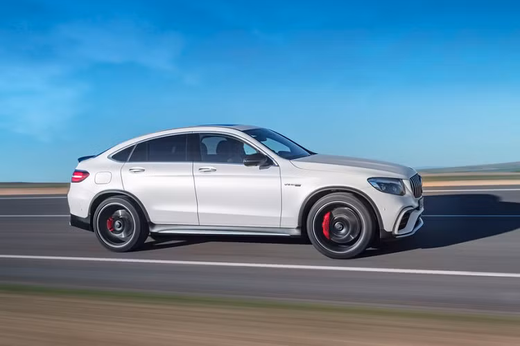 7. Mercedes-AMG GLC 63 S 4MATIC+: Xe được đánh giá là một trong những chiếc SUV thể thao tốt nhất 2019 sau 2 năm chính thức gia nhập thị trường. Nó trang bị động cơ V8 4.0L tăng áp, công suất 503 mã lực, mô-men xoắn 700 Nm. Hộp số tự động 9 cấp. Ảnh: CarMagazine. 