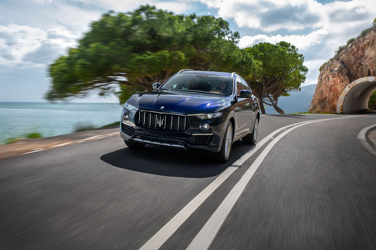 10. Maserati Levante S GranSport: Mẫu SUV đến từ Italy - Maserati Levante S GranSport là chiếc cuối cùng góp mặt trong danh sách này. Xe trang bị động cơ V6 3.0L, công suất 424 mã lực. Động cơ do Ferrari phát triển và có nhiều điểm chung với động cơ F154 trên Ferrari 488 Italia. Nội thất của Maserati Levante S GranSport cũng được đánh giá là sang trọng và đầy đủ tiện nghi. Ảnh: CarMagazine.
