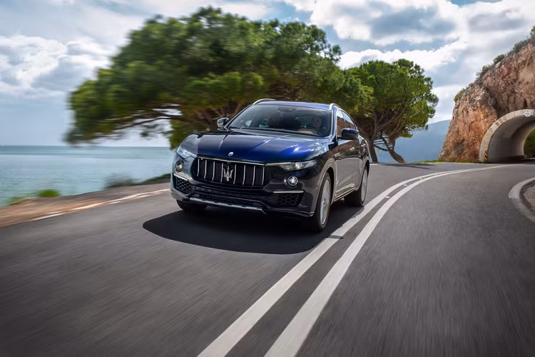 10. Maserati Levante S GranSport: Mẫu SUV đến từ Italy - Maserati Levante S GranSport là chiếc cuối cùng góp mặt trong danh sách này. Xe trang bị động cơ V6 3.0L, công suất 424 mã lực. Động cơ do Ferrari phát triển và có nhiều điểm chung với động cơ F154 trên Ferrari 488 Italia. Nội thất của Maserati Levante S GranSport cũng được đánh giá là sang trọng và đầy đủ tiện nghi. Ảnh: CarMagazine.