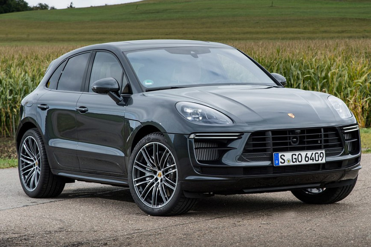 3. Porsche Macan Turbo: Porsche Macan Turbo đứng thứ 3 trong danh sách xe SUV tốt nhất 2019. Đây cũng là mẫu xe bán chạy nhất của Porsche trong nhiều năm liền. Trong năm 2017, có gần 100.000 chiếc Macan được bán ra thị trường. Porsche Macan Turbo 2020 được trang bị động cơ V6 2.9L tăng áp kép, công suất 435 mã lực tại 5.700-6.600 vòng/phút và mô-men xoắn 549 Nm tại 1.800-5.600 vòng/phút. Ảnh: Evo. 