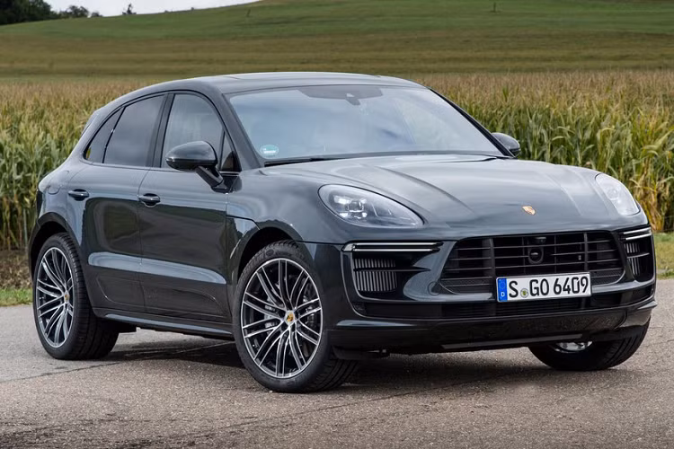 3. Porsche Macan Turbo: Porsche Macan Turbo đứng thứ 3 trong danh sách xe SUV tốt nhất 2019. Đây cũng là mẫu xe bán chạy nhất của Porsche trong nhiều năm liền. Trong năm 2017, có gần 100.000 chiếc Macan được bán ra thị trường. Porsche Macan Turbo 2020 được trang bị động cơ V6 2.9L tăng áp kép, công suất 435 mã lực tại 5.700-6.600 vòng/phút và mô-men xoắn 549 Nm tại 1.800-5.600 vòng/phút. Ảnh: Evo. 