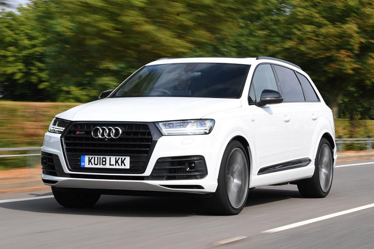 5. Audi SQ7: Xe sở hữu khối động cơ diesel V8 4.0L tăng áp kép với máy nén chạy bằng điện (EPC). Động cơ cho công suất 429 mã lực, mô-men xoắn 900 Nm. Xe tăng tốc 0-100 km/h trong 4,8 giây, tốc độ tối đa giới hạn điện tử 250 km/h. Hộp số tự động 8 cấp Tiptronic. Mẫu SUV đến từ Đức có hệ dẫn động 4 bánh. Ảnh: AutoExpress.
