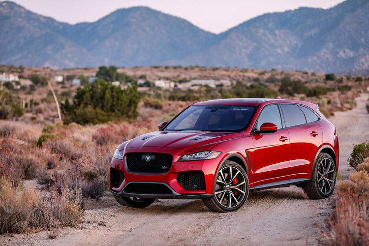2. Jaguar F-Pace SVR: Không gian nội thất thoải mái, cảm giác lái thể thao và hiệu suất ấn tượng giúp F-Pace SVR nằm trong danh sách này. Jaguar F-Pace SVR là phiên bản mạnh nhất, sở hữu động cơ V8 5.0L supercharged, sản sinh công suất 542 mã lực. Xe có khả năng tăng tốc từ 0-100 km/h trong 4,1 giây và tốc độ tối đa đạt 283 km/h. Ảnh: Hagerty.