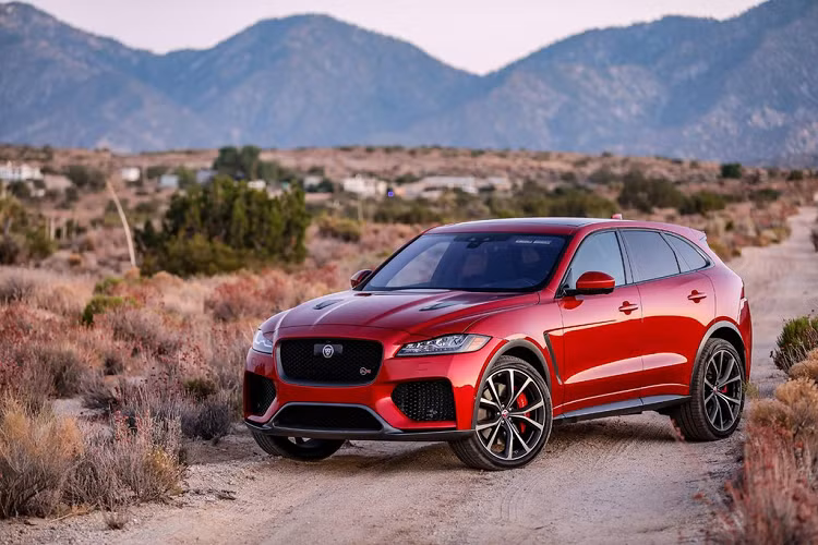 2. Jaguar F-Pace SVR: Không gian nội thất thoải mái, cảm giác lái thể thao và hiệu suất ấn tượng giúp F-Pace SVR nằm trong danh sách này. Jaguar F-Pace SVR là phiên bản mạnh nhất, sở hữu động cơ V8 5.0L supercharged, sản sinh công suất 542 mã lực. Xe có khả năng tăng tốc từ 0-100 km/h trong 4,1 giây và tốc độ tối đa đạt 283 km/h. Ảnh: Hagerty.
