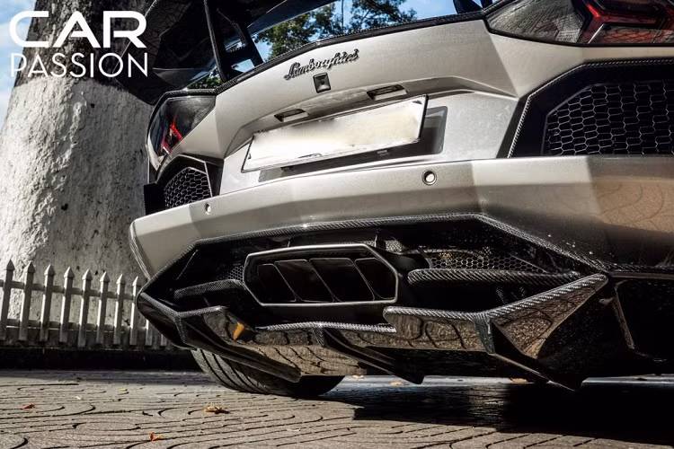 Một chi tiết độ gây ấn tượng không kém đó chính là bộ khuếch tán gió cỡ lớn làm từ sợi carbon được đặt ngay phía dưới ống xả với nhiệm vụ điều hòa luồng gió di chuyển bên dưới gầm xe.