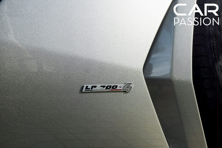 Logo LP700-4 được đạt bên hông xe, LP là viết tắt của Longitudinale Posteriore, trong tiếng Ý có nghĩa là động cơ đặt dọc ở phía sau, 700 tương đương với số mã lực mà xe sản sinh và con số 4 ám chỉ xe sử dụng hệ thống dẫn động 4 bánh.