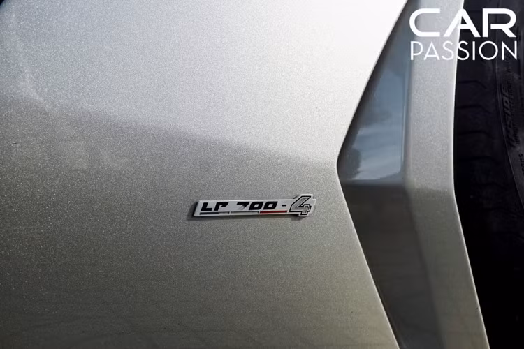 Logo LP700-4 được đạt bên hông xe, LP là viết tắt của Longitudinale Posteriore, trong tiếng Ý có nghĩa là động cơ đặt dọc ở phía sau, 700 tương đương với số mã lực mà xe sản sinh và con số 4 ám chỉ xe sử dụng hệ thống dẫn động 4 bánh.