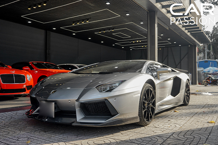 Gói độ mang tên DMC Molto Veloce được thiết kế dành riêng cho Lamborghini Aventador bao gồm líp trước cho phần đầu xe, hai cánh gió hông, một cánh gió lớn phía sau và bộ khuếch tán gió phía dưới gầm xe. Ngoài ra, DMC còn cung cấp gói độ cho cả phần động cơ của xe nhưng tiếc rằng, mẫu xe trong bài vẫn chỉ sử dụng khối động cơ nguyên bản.