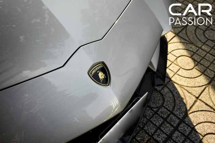 Lamborghini Aventador LP700-4 sử dụng động cơ V12, dung tích 6.5 lít, sản sinh công suất cực đại lên đến 700 mã lực và chỉ mất 2,9 giây để tăng tốc từ 0-100 km/h trước khi đạt tốc độ tối đa 349 km/h.