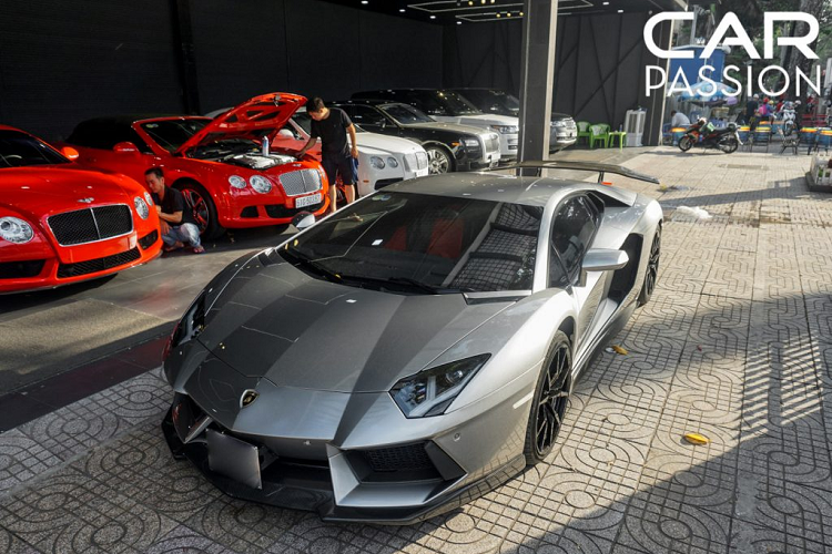 Chiếc siêu xe Lamborghini Aventador độ DMC xuất hiện trong bài viết là một ví dụ điển hình, xe thuộc phiên bản Aventador LP700-4 đời 2013 nhưng đã được “tân trang” ngoại thất với gói độ bodykit đến từ thương hiệu DMC, Đức.