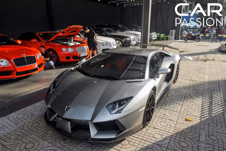 Chiếc siêu xe Lamborghini Aventador độ DMC xuất hiện trong bài viết là một ví dụ điển hình, xe thuộc phiên bản Aventador LP700-4 đời 2013 nhưng đã được “tân trang” ngoại thất với gói độ bodykit đến từ thương hiệu DMC, Đức.