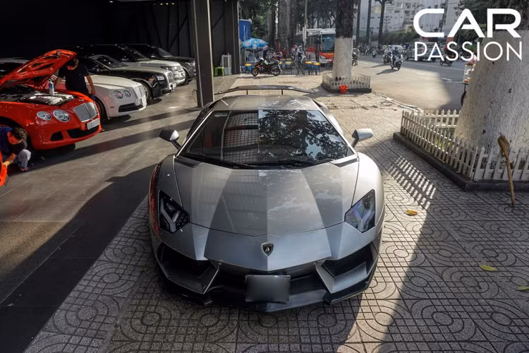 Tại thị trường Việt Nam, giá xe Lamborghini Aventador độ DMC Molto Veloce không dưới 19 tỷ đồng tại thời điểm được nhập về và nếu chủ nhân muốn đăng kí ra biển cho xe thì tổng số tiền sẽ lên đến hơn 20 tỉ đồng.