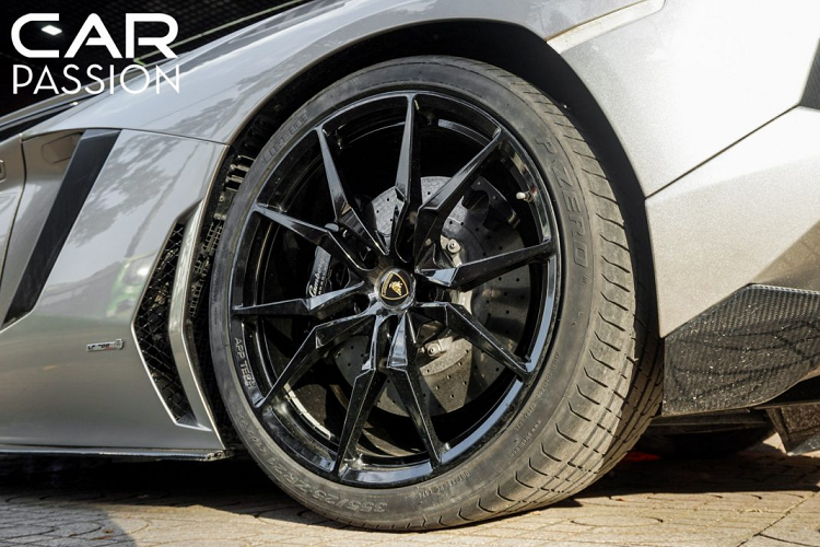 Xe sử dụng bộ mâm đa chấu mạnh mẽ được sơn đen bóng có kích thước lần lượt là 20 inch cho bánh trước và 21 cho bánh sau, bộ lốp Pirelli P Zero là trang bị tiêu chuẩn theo xe với kích thước bánh trước và sau xe lần lượt là 255/30/R20 và 355/25/R21, trong đó phần lốp sau của xe có kích thước gần như lớn nhất ở phân khúc siêu xe hiện nay.