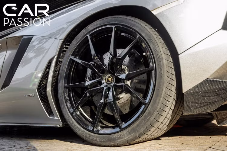 Xe sử dụng bộ mâm đa chấu mạnh mẽ được sơn đen bóng có kích thước lần lượt là 20 inch cho bánh trước và 21 cho bánh sau, bộ lốp Pirelli P Zero là trang bị tiêu chuẩn theo xe với kích thước bánh trước và sau xe lần lượt là 255/30/R20 và 355/25/R21, trong đó phần lốp sau của xe có kích thước gần như lớn nhất ở phân khúc siêu xe hiện nay.