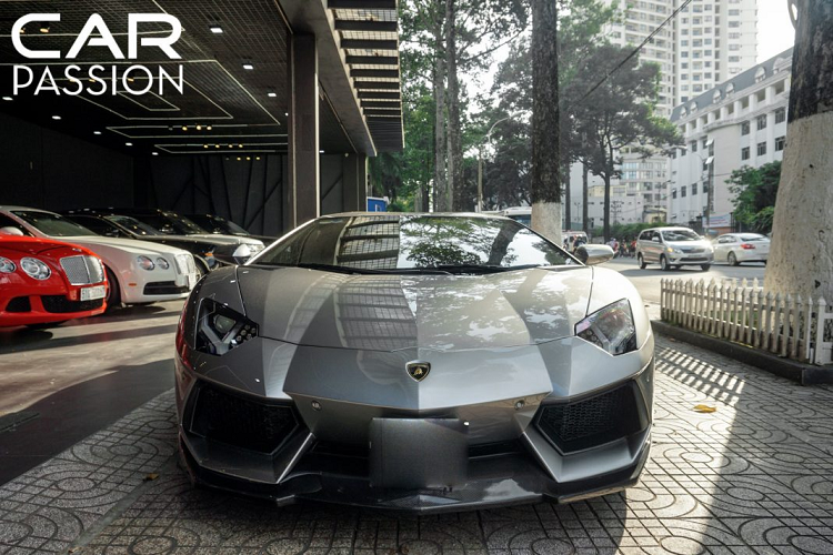 Phần đầu Lamborghini Aventador độ DMC tại Việt Nam có chút lạ lẫm với líp trước lớn và được thiết kế có phần chúc xuống để tăng lực ép xuống cho thân xe. Bên cạnh đó, chi tiết này còn làm giảm khoảng sáng gầm xe xuống mức dưới 10 cm giúp cải thiện hiệu năng vận hành của xe khi di chuyển ở tốc độ cao.
