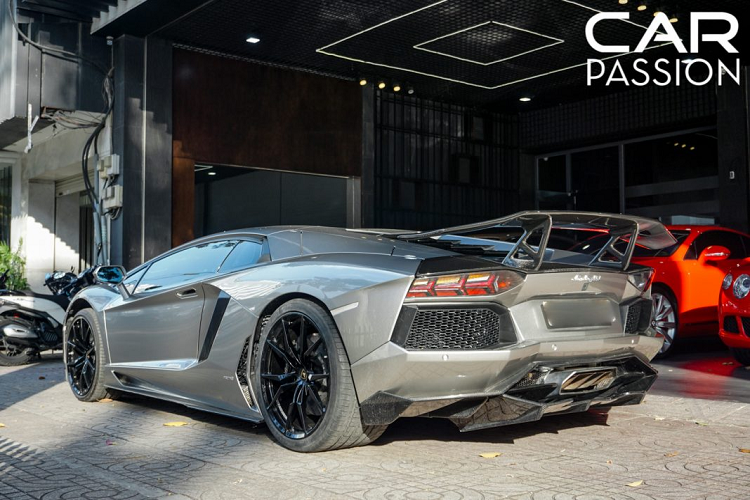 Đuôi xe hầm hố hơn với sự xuất hiện của một cánh gió to bản được làm từ sợi carbon, được biết chi tiết này có trọng lượng chỉ 14 kg nhưng lại giúp gia tăng rất nhiều lực ép xuống cho thân xe khi xe di chuyển ở tốc độ cao. Tại Việt Nam, hiện nay vẫn còn một chiếc Aventador khác được trang bị cánh gió đến từ DMC và đã được chủ nhân nâng cấp lại hệ thống ống xả bằng ống xả mới đến từ IPE.