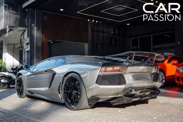 Đuôi xe hầm hố hơn với sự xuất hiện của một cánh gió to bản được làm từ sợi carbon, được biết chi tiết này có trọng lượng chỉ 14 kg nhưng lại giúp gia tăng rất nhiều lực ép xuống cho thân xe khi xe di chuyển ở tốc độ cao. Tại Việt Nam, hiện nay vẫn còn một chiếc Aventador khác được trang bị cánh gió đến từ DMC và đã được chủ nhân nâng cấp lại hệ thống ống xả bằng ống xả mới đến từ IPE.