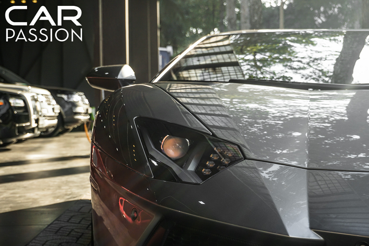 Hệ thống đèn chiếu sáng với dải LED ban ngày hình chữ “Y” hầm hố, phía sau là đèn hậu với những mũi tên nối đuôi nhau ấn tượng.