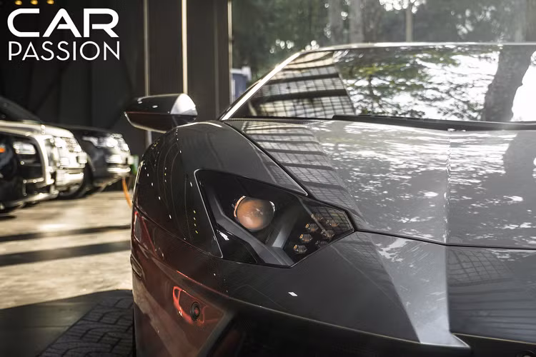 Hệ thống đèn chiếu sáng với dải LED ban ngày hình chữ “Y” hầm hố, phía sau là đèn hậu với những mũi tên nối đuôi nhau ấn tượng.