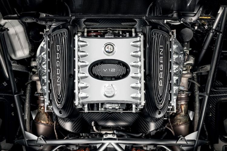 Thân xe Huayra Roadster BC sử dụng cấu trúc Monocoque sử dụng vật liệu composite và vật liệu carbon carbo-titan HP62 G2 và carbo-triax HP62 không chỉ nhẹ mà còn siêu cứng.