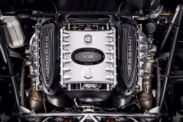 Thân xe Huayra Roadster BC sử dụng cấu trúc Monocoque sử dụng vật liệu composite và vật liệu carbon carbo-titan HP62 G2 và carbo-triax HP62 không chỉ nhẹ mà còn siêu cứng.