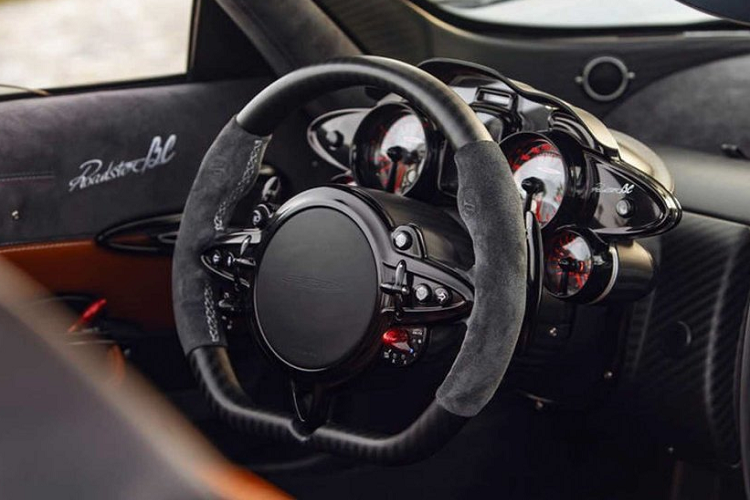 Chắn chắn hãng xe Ý sẽ sớm thông báo rằng đã bán hết 40 chiếc Huayra Roadster BC này. Muốn đi nhanh hãy mua một chiếc Lamborghini, muốn trở thành tâm điểm của sự chú ý ở mọi nơi trên thế giới hãy mua siêu xe Pagani, và tất nhiên rằng nó cũng nhanh.