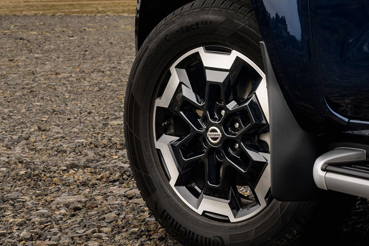 Một trong những thay đổi rõ nét nhất ở Navara đời này là bộ vành đa chấu bắt mắt hơn so với phiên bản tiền nhiệm.