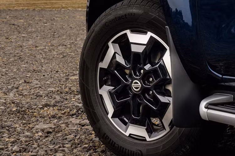 Một trong những thay đổi rõ nét nhất ở Navara đời này là bộ vành đa chấu bắt mắt hơn so với phiên bản tiền nhiệm.