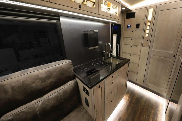 Nếu bạn quan tâm tới hiệu suất, động cơ V8 tuyệt vời của xe sản sinh 330 mã lực và đẩy các trục bánh thông qua một hộp số tự động 10 cấp. Nhưng bạn sẽ thực sự muốn quan tâm hơn tới độ linh hoạt của cỗ máy to lớn này khi phải đương đầu với việc off-road trong tự nhiên, kiểu như leo qua bãi đá hoặc lội nước.