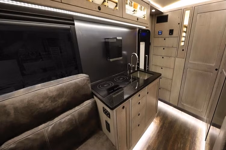 Nếu bạn quan tâm tới hiệu suất, động cơ V8 tuyệt vời của xe sản sinh 330 mã lực và đẩy các trục bánh thông qua một hộp số tự động 10 cấp. Nhưng bạn sẽ thực sự muốn quan tâm hơn tới độ linh hoạt của cỗ máy to lớn này khi phải đương đầu với việc off-road trong tự nhiên, kiểu như leo qua bãi đá hoặc lội nước.