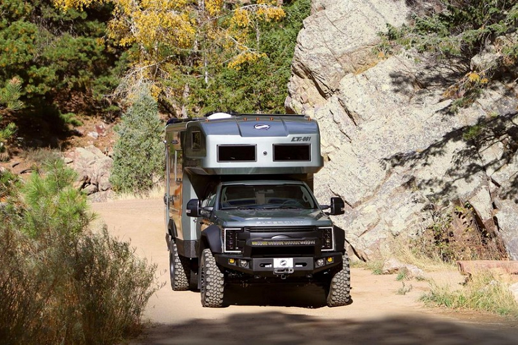 Ở đó, lối sống của bạn sẽ được duy trì bởi một bể nước dung tích 380 lít và một cụm pin lithi-ioon 11 kWh. Bạn có thể tắt điện thoại và sống biệt lập một thời gian rất lâu. Xe có trang bị động cơ V8 mạnh mẽ và những trang bị củng cố khả năng off-road