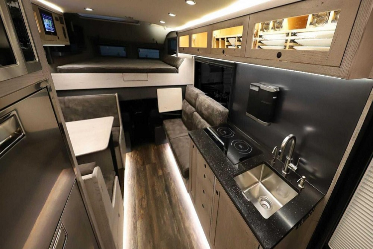 Mẫu xe cắm trại EarthRoamer LTi có thể chở được 6 người, nhưng không gian nội thất cực ngầu có thể được thiết kế và cấu hình bởi công ty EarthRoamer để phù hợp theo nhu cầu của mỗi người mua. Nhìn chung, mọi người sẽ có một không gian rộng rãi, tiện nghi và thậm chí là cả một phòng tắm có kích thước đủ lớn.