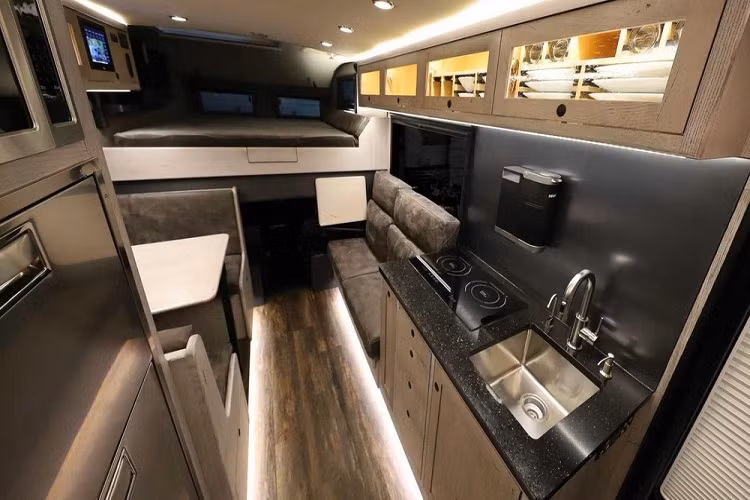 Mẫu xe cắm trại EarthRoamer LTi có thể chở được 6 người, nhưng không gian nội thất cực ngầu có thể được thiết kế và cấu hình bởi công ty EarthRoamer để phù hợp theo nhu cầu của mỗi người mua. Nhìn chung, mọi người sẽ có một không gian rộng rãi, tiện nghi và thậm chí là cả một phòng tắm có kích thước đủ lớn.