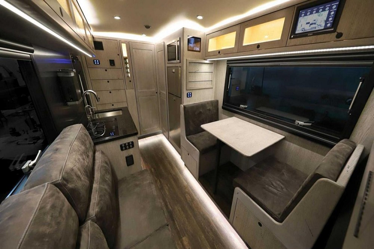 Không gian sống của xe có thiết kế rất đẹp và hiện đại