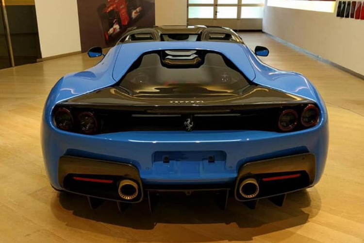 Được phát triển trên nền tảng của siêu xe Ferrrari 488 Spider, J50 sở hữu phần mui được lược bỏ và không thể đóng lại. Bên cạnh đó, một số chi tiết khác bên ngoài nội thất được thiết kế lấy cảm hứng từ những mẫu xe mui targa của Ferrari trước đây như Dino 246 GTS và 308 GTS. Phần cản xe cũng được thiết kế lại thanh mảnh hơn, đèn xe được dẹt mỏng chứ không còn kéo cao như trên 488 Spider.