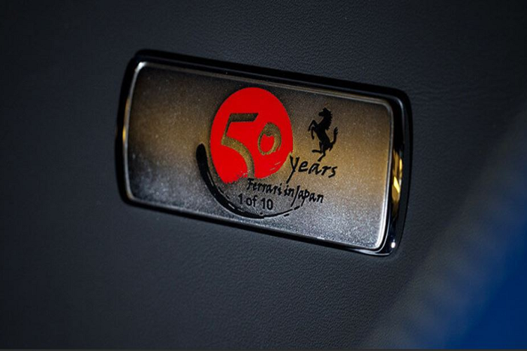 Bên trong, nội thất được giữ nguyên như trên Ferrari 488 GTB. Chiếc J50 này sở hữu nội thất được bọc da màu xanh dương kết hợp cùng những đường chỉ khâu tương phản màu vàng ở ghế và phần dưới bảng táp-lô. Xung quanh khu vực vô-lăng, chủ nhân đã tinh tế chọn da màu vàng nổi bật. Với một chiếc đặc biệt như J50, sợi carbon là vật liệu không thể thiếu bên trong nội thất.