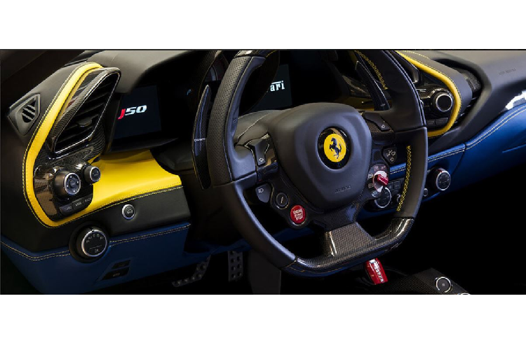 Phía sau, đuôi xe cũng được nâng cấp với cánh gió được tích hợp phía trên đèn xe. Cụm đèn hậu với thiết kế tròn kép thay vì đơn như trên 488. Ngay sau buồng lái, phần nắp che động cơ được thiết kế lại với phần cầu hai bên ôm trọn ốp động cơ nhô cao phía trong.