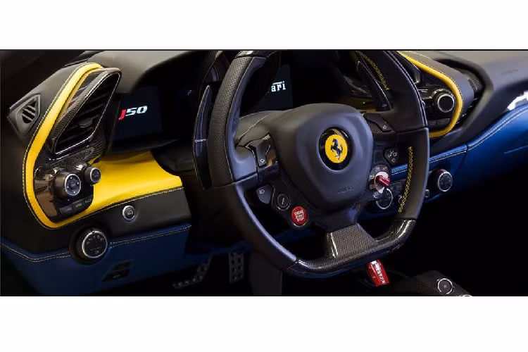 Phía sau, đuôi xe cũng được nâng cấp với cánh gió được tích hợp phía trên đèn xe. Cụm đèn hậu với thiết kế tròn kép thay vì đơn như trên 488. Ngay sau buồng lái, phần nắp che động cơ được thiết kế lại với phần cầu hai bên ôm trọn ốp động cơ nhô cao phía trong.