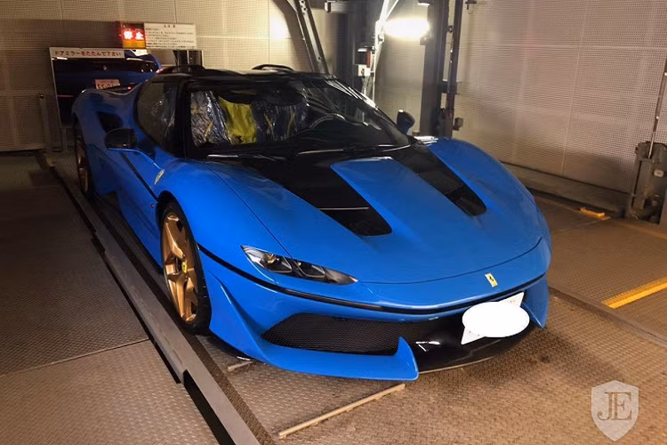 Động cơ V8 tăng áp kép dung tích 3,9 lít của Ferrari 488 vẫn được giữ nguyên trên J50. Động cơ này vẫn tạo ra công suất cực đại 680 mã lực cùng mô-men xoắn cực đại 760 Nm. Kết hợp cùng hộp số ly hợp kép 7 tốc độ, siêu xe này mất khoảng 3 giây để tăng tốc lên 100 km/h từ vị trí xuất phát. Vận tốc tối đa của Ferrari J50 có thể đạt được là 330 km/h.