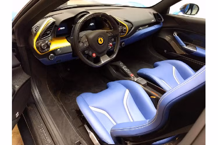 Những cũng với số tiền này, bạn có thể chỉ sở hữu được duy nhất một chiếc Ferrari J50, chiếc xe được Ferrari thiết kế riêng và chỉ bán tại thị trường Nhật Bản nhằm kỷ niệm năm thứ 50 hãng xe này có mặt tại đây. Chiếc Ferrari J50 này là chiếc J50 duy nhất tại thời điểm hiện tại sở hữu màu sơn xanh dương (French Racing Blue) cùng bộ mâm màu vàng đồng độc đáo.